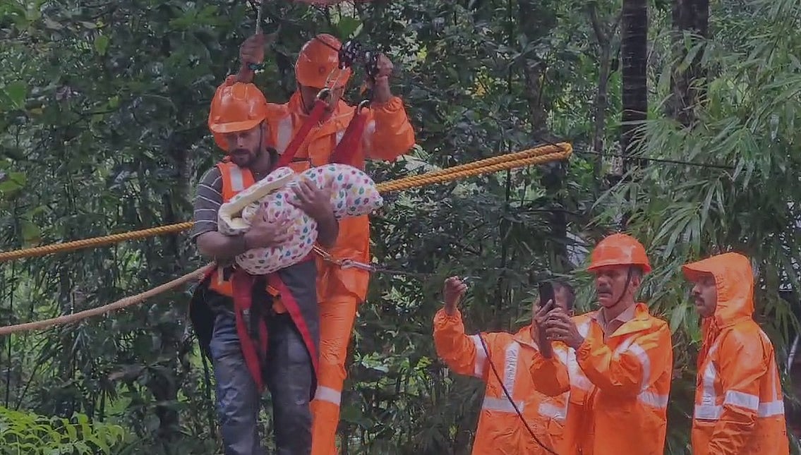 മലവെള്ളപ്പാച്ചിലില്‍ തുരുത്തില്‍ ഒറ്റപ്പെട്ട് വീട്; പിഞ്ച് കുഞ്ഞിനെ ഉള്‍പ്പടെ രക്ഷപ്പെടുത്തി ഫയര്‍ഫോഴ്‌സ്; വീഡിയോ